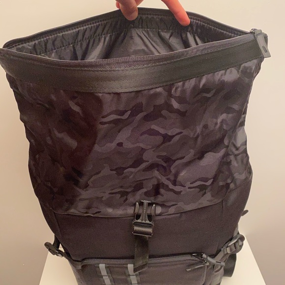 OAKLEY UTILITY ROLLED UP BACKPACK. - Picture 5 of 8